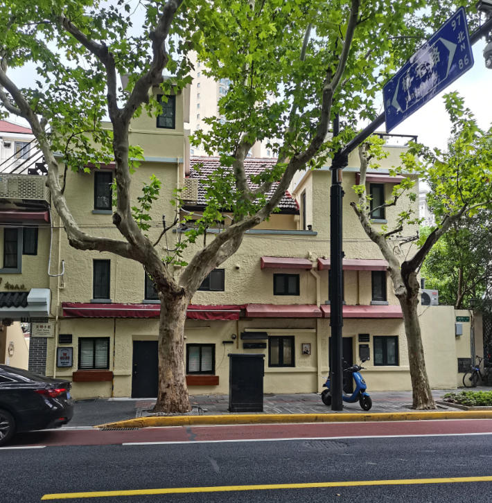 上海长宁区新华路 “国宾道” 稀缺标的！敬老邨 208㎡沿街整幢老洋房招商，私属花院 + 楼顶露台，适配高端办公 / 精品民宿 / 家族居所